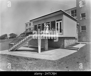 West Cumberland Hospital, Homewood Road, Homewood, Whitehaven, Copeland, Cumbria, 31/05/1960. Zwei Krankenschwestern vor dem Eingang des Krankenschwestern-Wohnblocks im West Cumberland Hospital. Team Spirit, der Unternehmensnewsletter von Laing, weist darauf hin, dass die geriatrischen und psychiatrischen Einheiten in der ersten Bauphase, die 1959 fertiggestellt wurde, gebaut wurden. Stockfoto