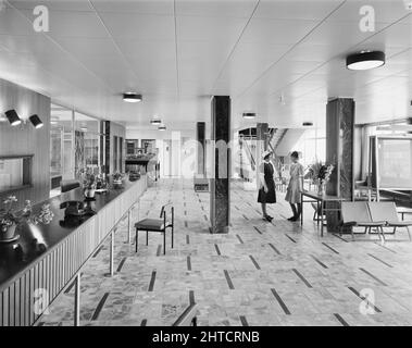 West Cumberland Hospital, Homewood Road, Homewood, Whitehaven, Copeland, Cumbria, 27/08/1964. Zwei Krankenschwestern unterhalten sich im Haupteingang und Wartebereich des West Cumberland Hospital. Stockfoto