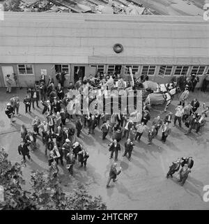 Westway Flyover, A40, Kensington and Chelsea, London, 28/07/1970. Eine Menschenmenge, die die Eröffnung des Westway Flyover feiert, vom oberen Abschnitt über die Kreuzung mit der West Cross Route aus gesehen. Am 1.. September 1966 begannen die Arbeiten an der Western Avenue Extension vor Ort, und der Westway, wie er bekannt wurde, wurde am 28.. Juli 1970 offiziell eröffnet. Der erhöhte Highway, der die A40 in White City mit der Marylebone Road in Paddington verbindet, war mit etwa 2 &#xbd; Meilen der längste in Europa. Die beratenden Ingenieure G Maunsell &amp; Partners haben das Straßenprojekt für den Großraum London C entworfen Stockfoto