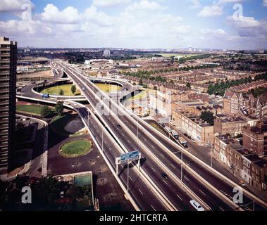 Westway Flyover, A40, Kensington and Chelsea, London, 01/09/1971. Ein erhöhter Blick nach Westen auf die Kreuzung zwischen dem Westway Flyover und der West Cross Route, die nach Süden führt. Am 1.. September 1966 begannen die Arbeiten an der Western Avenue Extension vor Ort, und der Westway, wie er bekannt wurde, wurde am 28.. Juli 1970 offiziell eröffnet. Der erhöhte Highway, der die A40 in White City mit der Marylebone Road in Paddington verbindet, war mit etwa 2 &#xbd; Meilen der längste in Europa. Der Bau war in sechs Abschnitte gegliedert. Die Sektionen 1, 4, 5 &amp; 6 bildeten mit der Sekte den Hauptüberflug nach Zentral-London Stockfoto