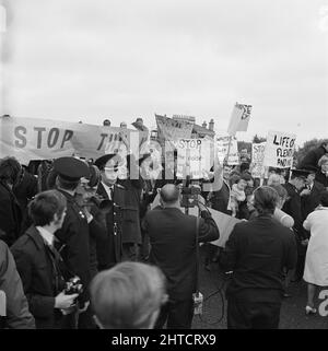 Westway Flyover, A40, Paddington, City of Westminster, London, 28/07/1970. Eine Menge Demonstranten gegen die Eröffnung des Westway Flyover, die von einem Kamerateam gefilmt wird. Die Acklam Road stand im Mittelpunkt der Proteste der Anwohner gegen den Westway. Häuser entlang einer Seite der Straße waren abgerissen worden, um Platz für die Überführung zu machen und bei einem Empfang, der früher an diesem Tag in der Lord &#X2019;s Taverne, George Clark, Leiter der Bewohner &#X2019 gehalten wurde; Ausschuss für soziale Rechte, hatte ihre Einwände dem Verkehrsminister und Vertretern des Greater London Council vorgelegt. Von Septem Stockfoto