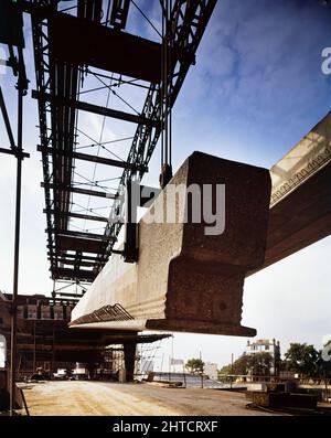 Westway Flyover, A40, Paddington, City of Westminster, London, 02/10/1969. Die Gantry, die einen Deckstrahl während des Baus des Westway Flyover in Position hebt, wo er den Kanal überspannt, der zum Paddington Basin führt. Am 1.. September 1966 begannen die Arbeiten an der Western Avenue Extension vor Ort, und der Westway, wie er bekannt wurde, wurde am 28.. Juli 1970 offiziell eröffnet. Der erhöhte Highway, der die A40 in White City mit der Marylebone Road in Paddington verbindet, war mit etwa 2 &#xbd; Meilen der längste in Europa. Der Bau war in sechs Abschnitte gegliedert. Die Sektionen 1, 4, 5 &amp; 6 bildeten die Hauptader Stockfoto