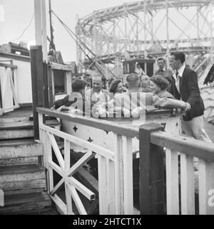 Whitley Bay, North Tyneside, 13/06/1953. Eine Gruppe von Menschen genießt eine Fahrt auf dem Messegelände während eines Laing-Mitarbeiter-Ausflugs nach Whitley Bay. Im Jahr 1947, nach einer siebenjährigen Pause, hatte Laing seine „Ausflüge in die Umgebung“ für Mitarbeiter und ihre Familien wiederbelebt, wobei die Reisen im Mai und Juni stattfinden. Diese Reise war für ihre Mitarbeiter aus der Gegend von Carlisle. Stockfoto