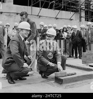 Wood Green Shopping City, Haringey, London, 17/04/1978. Der Bürgermeister von Haringey, Ratsmitglied Vic Garwood, legte einen Ziegel, um den Beginn des Wohnungsbaus in Wood Green Shopping City zu markieren. Der Bürgermeister wird von Leslie Holliday, Geschäftsführerin der Laing Building Division, begleitet. Stockfoto