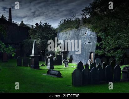 St James Gardens, Hope Street, Liverpool, 2020. Allgemeine Ansicht des nördlichen Endes des ehemaligen Friedhofs, Blick nordwestlich auf die Felswand unterhalb des Oratoriums. Stockfoto