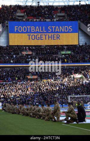 London, Großbritannien. 27.. Februar 2022. Auf der Anzeigetafel des Carabao Cup Final Matches, Chelsea gegen Liverpool, am 27. Februar 2022 im Wembley Stadium, London, Großbritannien, steht eine Botschaft des Fußballs zusammen. Kredit: Paul Marriott/Alamy Live Nachrichten Stockfoto