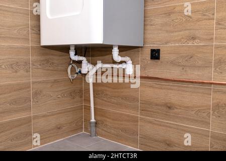 Abwasserleitungen zur Ableitung von Kondensat aus der häuslichen mechanischen Lüftung mit Wärmerückgewinnung. Stockfoto