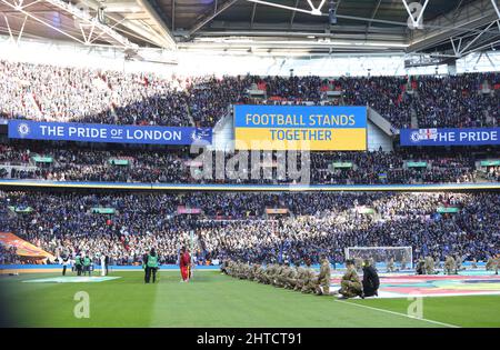 London, Großbritannien. 27.. Februar 2022. Auf der Anzeigetafel des Carabao Cup Final Matches, Chelsea gegen Liverpool, am 27. Februar 2022 im Wembley Stadium, London, Großbritannien, steht eine Botschaft des Fußballs zusammen. Kredit: Paul Marriott/Alamy Live Nachrichten Stockfoto