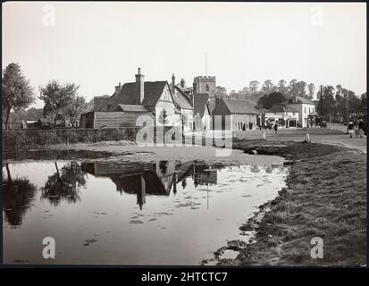 The Green, Chalfont St Giles, Chiltern, Buckinghamshire, 1925-1935. Blick über den Dorfteich auf die Gebäude der Grünen und St. Giles Kirche Stockfoto