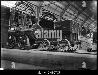 Locomotion No 1, York Railway Station, 1900-1940. Locomotion No. 1 war eine frühe Dampflokomotive, die 1824 von George und Robert Stephenson gebaut wurde. Es war die erste Dampflokomotive, die einen Personenzug mit der Stockton und Darlington Railway fuhr. Stockfoto