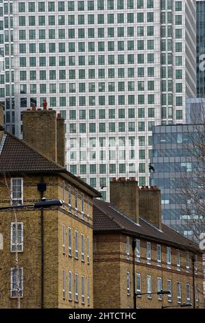 Canary Wharf, Tower Hamlets, London, 2007. Allgemeiner Blick von Wades Place nach Süden zu den Türmen von Canary Wharf, mit Devitt House im Vordergrund. Stockfoto