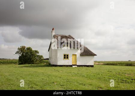 Canary Cottage, Knarr Farm, Thorney toll, Thorney, Stadt Peterborough, Cambridgeshire, 2019. Gesamtansicht des Canary Cottage aus dem Südwesten. Stockfoto