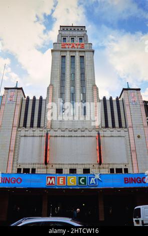 Mecca Bingo Club, Kilburn High Road, Kilburn, Brent, London, 1990-2004. Die nordöstliche Erhebung des Mekka Bingo Club. Das Gaumont State Theatre wurde 1937 eröffnet. Es war eines der größten Kinos in Europa und das größte in England mit einer Kapazität von 4.004 Sitzplätzen. Das äußere Design ist angeblich vom Empire State Building in New York inspiriert. Das Gebäude wurde später in eine Tanzhalle, ein Kino und eine Bingohalle unterteilt, bevor es ab etwa 1990 ausschließlich als Bingohalle genutzt wurde. 2010 wurde das Gebäude als Kirche wiedereröffnet. Stockfoto