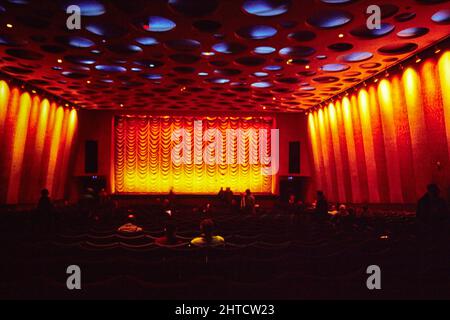 Odeon Cinema, Haymarket, St James', City of Westminster, London, 1970-2000. Blick über die Sitze zur Leinwand im schwach beleuchteten Auditorium des Odeon Cinema. Das Odeon-Kino wurde 1962 eröffnet. Es wurde im Keller des ehemaligen Gaumont-Kinos gebaut, das in Büros umgewandelt wurde. Das Kino schloss im Januar 2000. Stockfoto