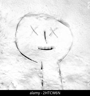 Gesicht im Schnee, Swindon, Wiltshire, 2010. Detail eines ins Schnee gezogenen Gesichts an einem nicht identifizierten Ort in Swindon. Stockfoto