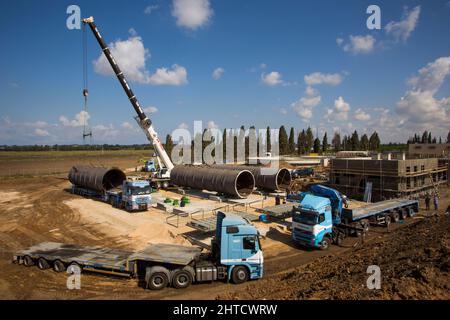 Wasserleitungen mit großem Durchmesser werden in den Boden gelegt Stockfoto