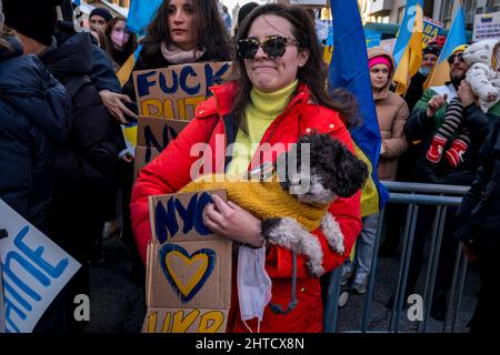 New York, New York, USA. 27.. Februar 2022. Demonstranten treten während eines ukrainischen Protestes vor dem Generalkonsulat der Russischen Föderation in New York auf die Demonstranten protestieren gegen die russische Invasion in der Ukraine. (Bild: © Brian Branch Price/ZUMA Press Wire) Stockfoto