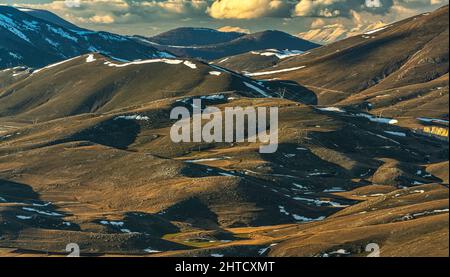 Winterlandschaft mit Schneeflecken in den Hügeln der Hochebene von Piano Aremogna.Roccaraso, Provinz L'Aquila, Abruzzen, Italien, Europa Stockfoto