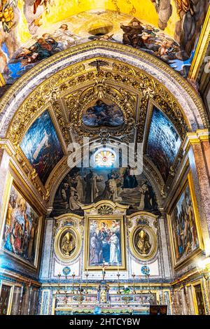 Altar mit Fresken und vergoldeter Apsis und Altarbild der Kirche San Bartolomeo im Kartäuserkloster Trisulti. Collepardo, Latium Stockfoto