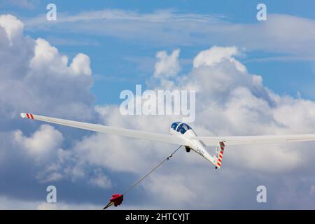 Grob G103 Acro zweisitziger Trainingsgleiter des Nottingham University Gliding Club, G-NUGC, bei einem Seilwinde-Start bei RAF Cranwell, Lincolnshire, England Stockfoto