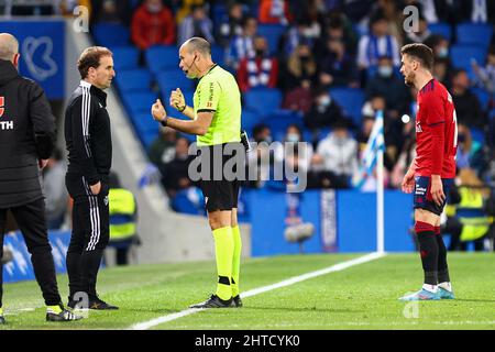 San Sebastian, Spanien. 27.. Februar 2022. Jagoba Arrasate (L) (Coach; CA Osasuna) und Schiedsrichter werden während des spanischen Fußballs von La Liga Santander, einem Spiel zwischen Real Sociedad und CA Osasuna in der Real Arena in San Sebastian, gesehen.(Endstand; Real Sociedad 1:0 CA Osasuna) Kredit: SOPA Images Limited/Alamy Live News Stockfoto