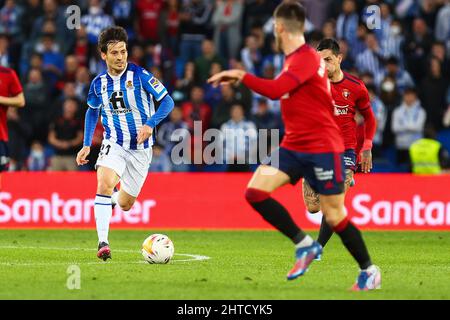 San Sebastian, Spanien. 27.. Februar 2022. Jiménez Silva (L) (Mittelfeld; Real Sociedad) gesehen in Aktion während des spanischen Fußballs von La Liga Santander, Spiel zwischen Real Sociedad und CA Osasuna in der Real Arena in San Sebastian.(Endstand; Real Sociedad 1:0 CA Osasuna) Kredit: SOPA Images Limited/Alamy Live News Stockfoto