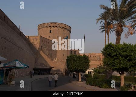 Die Zitadelle, Kairo, Ägypten, 2007. Ansicht und Eingang zur Zitadelle, einer Festung im islamischen Stil aus dem 12.. Jahrhundert n. Chr., die prominent über der Stadt steht und jetzt Moscheen und Museen, Kairo, Ägypten, enthält. Stockfoto