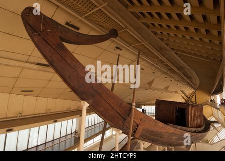 Boat Museum, Giza, Ägypten, 2007. Das Bootsmuseum mit dem rekonstruierten Solarboot, das um 2500 v. Chr. für den pharoah Khufu gebaut wurde, befindet sich am Fuße der Großen Pyramide von Gizeh, Ägypten. Stockfoto