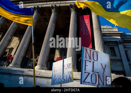 Verbot von MasterCard und Visa in Russland und Plakaten der Flugverbotszone, Stand by Ukraine Protest, Trafalgar Square, London, Großbritannien, 27.. Februar 2022 Stockfoto