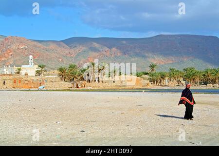 Verschleierte Frau in Qualansiya, Socotra, Jemen Stockfoto