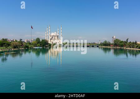 Adana Stadtzentrum, am Ufer des Flusses Seyhan gelegen, ist die grösste Moschee in der Türkei. Stockfoto