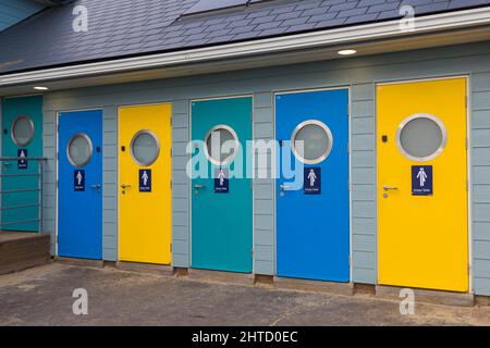 Reihe von Unisex-Toiletten an der Strandpromenade von Weymouth an der Esplanade in Weymouth, Dorset, Großbritannien, im Oktober Stockfoto