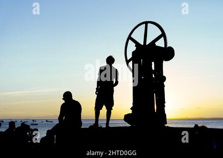 Aufnahme einer Silhouette von Menschen, die den Sonnenuntergang genießen Stockfoto