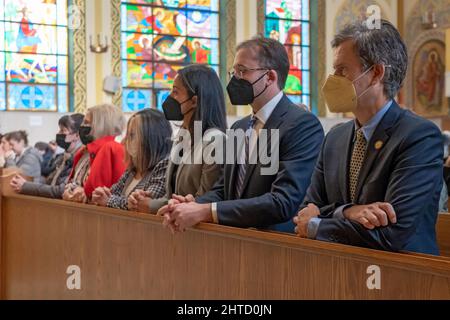 New York, Usa. 27.. Februar 2022. Die Kongressabgeordnete Carolyn Maloney (2. von L), die stadtratsmitglied Carlina Rivera (4. von L) und die Senatorin des Bundesstaates NY Brad Hoylman (1. von R) nehmen an einer Messe in der St. George's Church in New York City Teil. Seine Eminenz, Kardinal Timothy Dolan, Erzbischof von New York, nahm in Solidarität mit dem ukrainischen Volk an der Messe in der St. George's Church Teil, die Mitglied der ukrainischen griechisch-katholischen Kirche ist. Kredit: SOPA Images Limited/Alamy Live Nachrichten Stockfoto