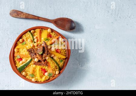 Couscous mit Fleisch und Gemüse, festliches marokkanisches Abendessen, Overhead-Aufnahme mit einem Platz für Text. Afrikanische Küche Stockfoto