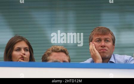 28. Februar 2022 - ROMAN ABRAMOVICH - CHELSEA FC DATEI FOTO Roman Abramovich und Freundin Daria Zhukova in seiner privaten Box Chelsea gegen Birmingham City Premiership Fußballspiel, Stamford Bridge, London, Großbritannien - 12. Aug 2007 Foto : © Mark Pain / Alamy Live News Stockfoto
