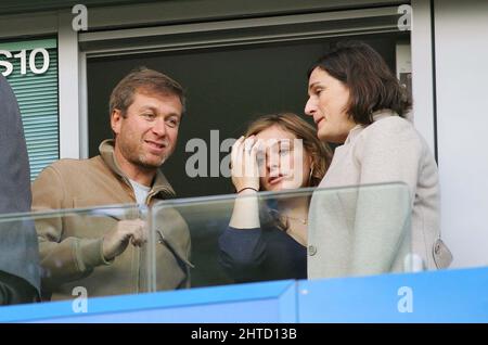 28. Februar 2022 - ROMAN ABRAMOVICH - CHELSEA FC DATEI FOTO Roman Abramovich und seine Gäste Fußballspiel Chelsea gegen Portsmouth, Stamford Bridge, London, Großbritannien - 21. Oktober 2006 Foto : © Mark Pain / Alamy Live News Stockfoto