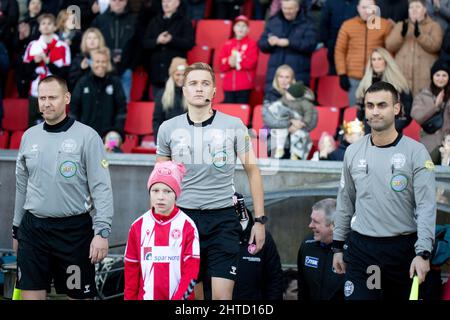 Aalborg, Dänemark. 27.. Februar 2022. Schiedsrichter Mikkel Redder steigt mit seinen Linesmes für das Superliga-Spiel 3F zwischen Aalborg Boldklub und Silkeborg IF im Aalborg Portland Park in Aalborg in das Feld ein. (Foto: Gonzales Photo/Alamy Live News Stockfoto