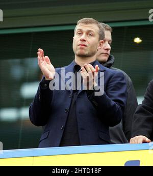 28. Februar 2022 - ROMAN ABRAMOVICH - CHELSEA FC DATEI FOTO ROMAN ABRAMOVICH CHELSEA V PORTSMOUTH, STAMFORD BRIDGE, LONDON, GROSSBRITANNIEN - 22. JAN 2005 Bild : Mark Pain / Alamy Live News Stockfoto