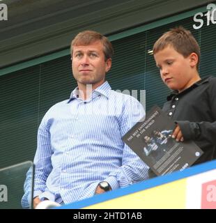 28. Februar 2022 - ROMAN ABRAMOVICH - CHELSEA FC DATEI FOTO Roman Abramovich und Gast in seiner privaten Box an der Stamford Bridge Chelsea gegen Birmingham City Premiership Fußballspiel, Stamford Bridge, London, Großbritannien - 12. Aug 2007 Bild : © Mark Pain / Alamy Live News Stockfoto