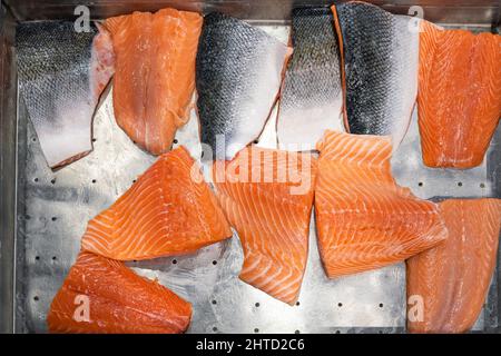 Frisches, rohes Lachsfilet zum Verkauf im Supermarkt Stockfoto
