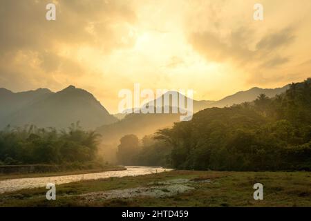 Atemberaubende Sommer Sonnenaufgang Blick über den Bergen mit schönen See, Kerala Natur Landschaft Bild für Reise-und Tourismus-Konzept Stockfoto