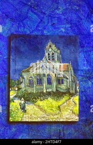 Immersive digitale Ausstellung in monumentaler Währung der Lichter. Projektion: Van Gogh, die sternenklare Nacht. Les Baux de Provence, Provence, Frankreich Stockfoto