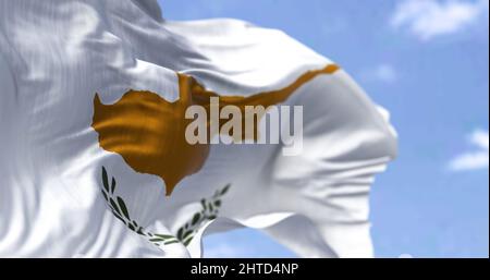 Detail der Nationalflagge Zyperns, die an einem klaren Tag im Wind winkt. Zypern ist ein Inselstaat im östlichen Mittelmeer. Patriotismus. Sel Stockfoto