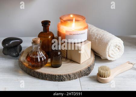 Schönheitsbehandlungen für Spa-Behandlungen auf weißem Holztisch, Seife, Kerze, ätherischen Ölen. Speicherplatz kopieren Stockfoto