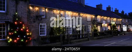 Weihnachtslichter an der Cross Street, Castleton Village, Derbyshire, Peak District National Park, England, Großbritannien Stockfoto