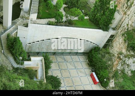 Monte Carlo, Monaco - 24. Mai 2012: Eingang zum Bahnhof Gare de Monaco. Stockfoto