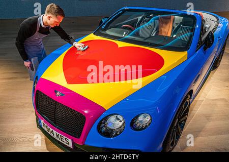 LONDON, GROSSBRITANNIEN. 28. Februar 2022. PETER BLAKE 2016 Bentley Continental GT V8 S Cabrio, Schätzung: 300.000-400.000, der weltweit erste und einzige britische Pop Art Bentley als Ergebnis einer Zusammenarbeit zwischen Bentley Motors und dem britischen Pop-Künstler Sir Peter Blake. Die Auktion findet am 3. März 2022 im Bonhams Auktionshaus in der New Bond Street statt.Credit: amer ghazzal/Alamy Live News Stockfoto