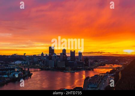 Panoramablick auf den Sonnenaufgang über der Stadt Pittsburgh in Deutschland Stockfoto