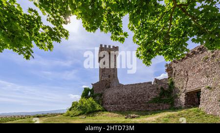 Mittagssonne über der mittelalterlichen Festung Rocca von Radicofani in der Toskana, Italien Stockfoto